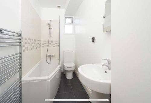 35 mins to central London. 3 bedrooms. 2 bathrooms with garden, Londýn (fotografie 8)