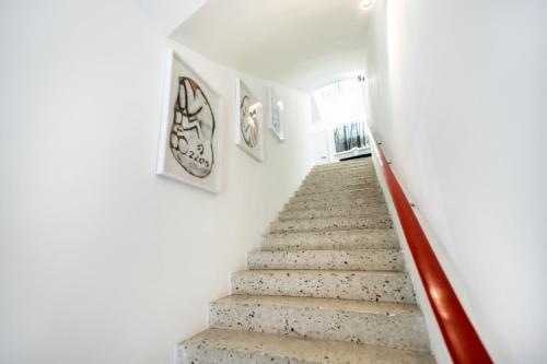Smile Apartments Art Collection Stein 2