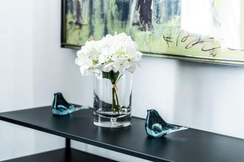 Smile Apartments Art Collection Stein 4