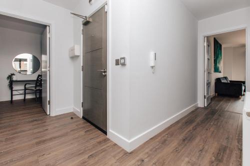 PENTHOUSE APT w PANORAMIC CITY VIEWS and PRIV TERRACE