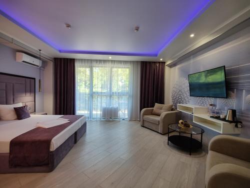 Hotel Vogue - image 10