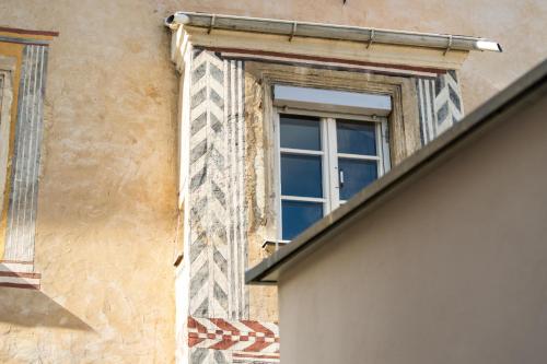 Smile Apartments Art Collection Stein 5