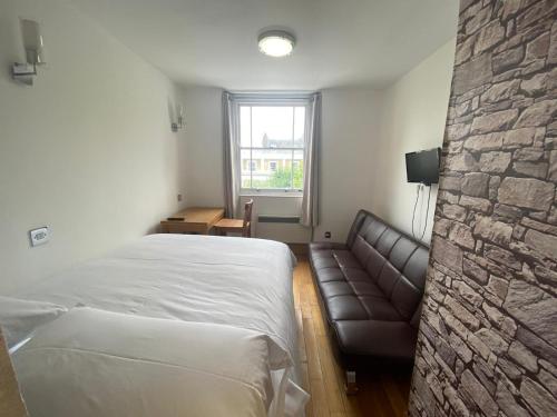 F303- Fantastic 3rd Flr Studio Near Hyde Park