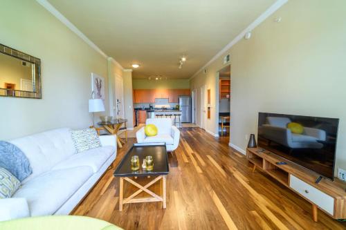 1BR Executive Suite With Pool Gym & Fast Wi-Fi By ENVITAE - image 3