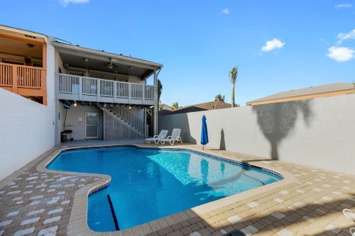New Stunning House with Pool and 1 Block from Beach - main image