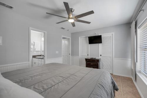 New Stunning House with Pool and 1 Block from Beach - image 8