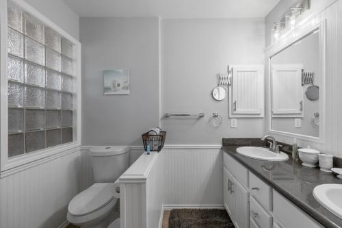 New Stunning House with Pool and 1 Block from Beach - image 10