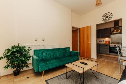 2 Bed-Park View Apartment with free Netflix Balcony and Bath-Topmeadows Stays