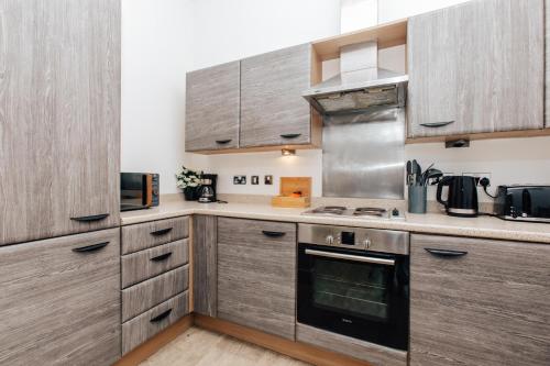 2 Bed-Park View Apartment with free Netflix Balcony and Bath-Topmeadows Stays - image 9