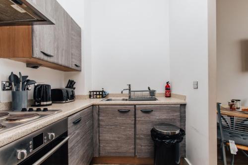 2 Bed-Park View Apartment with free Netflix Balcony and Bath-Topmeadows Stays - image 12