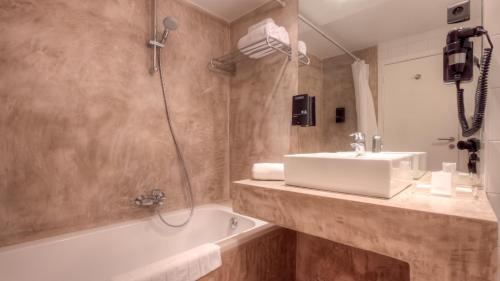 Hotel St James - 화장실