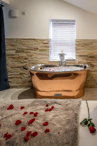 Pamper yourself in our DOUBLE SIZED copper tub -2 bedroom villa, Inverness (Foto 5)
