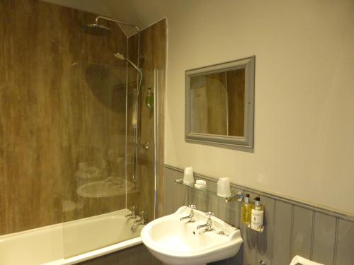 Bathroom, Glen Clova Hotel & Luxury Lodges in Clova