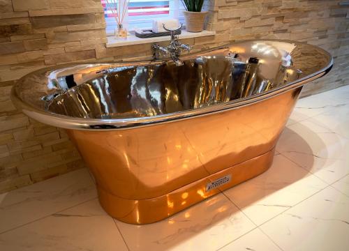 Pamper yourself in our DOUBLE SIZED copper tub -2 bedroom villa - Apartment - Inverness