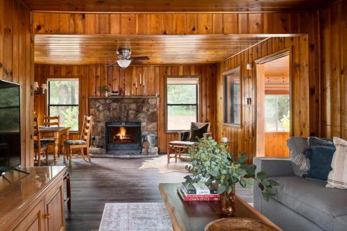 Cougar Rd - Cougar Lodge