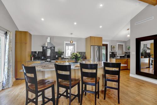 New Luxury Home 1Blk From Main St with Hot Tub and Grill - image 10