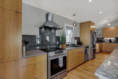 New Luxury Home 1Blk From Main St with Hot Tub and Grill - image 12