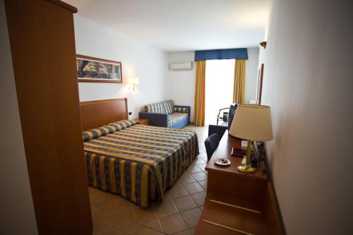 1 queen bed, 2 sofa beds