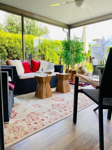 Modernes Alpenapartment mit Sauna Wintergarten und Pool in Adnet