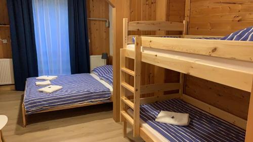 1 queen bed, 1 bunk bed