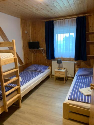 1 queen bed, 2 twin beds, 1 bunk bed