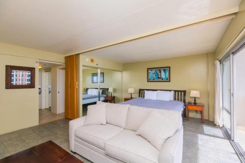 Ilikai Tower One Bedroom Lagoon View Waikiki Condos with Lanai & Free Wifi - image 4