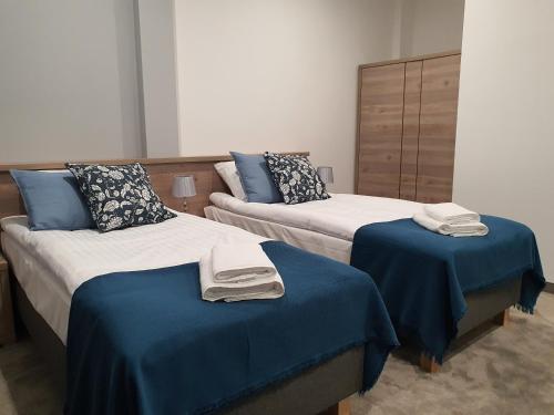 2 twin beds