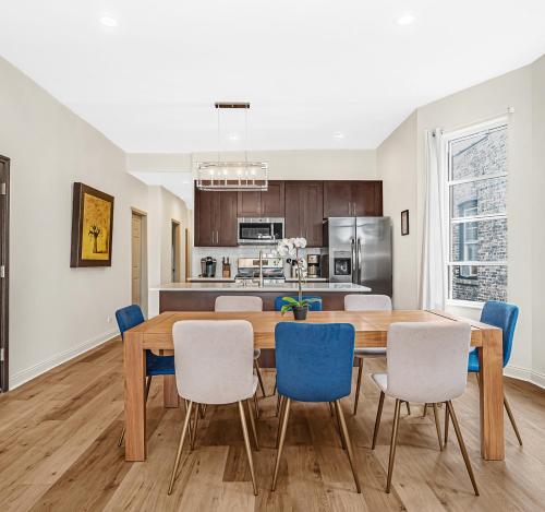 Food and beverages, Spacious 5-BR Apt next to transit Free Parking in North Lawndale