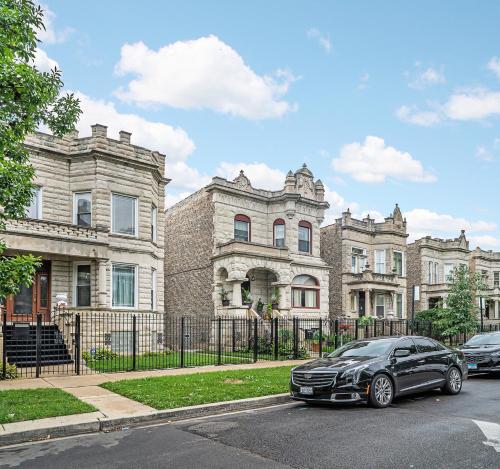 View, Spacious 5-BR Apt next to transit Free Parking in North Lawndale