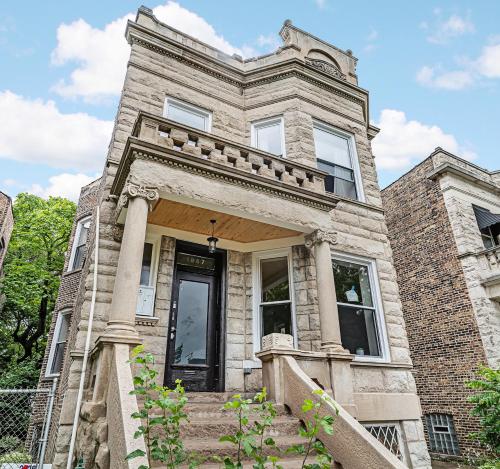 Exterior view, Spacious 5-BR Apt next to transit Free Parking in North Lawndale