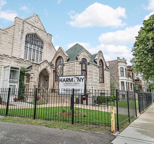 View, Spacious 5-BR Apt next to transit Free Parking in North Lawndale