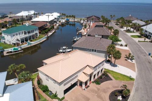 Gorgeous Waterfront Home Near Rockport Beach! - image 7