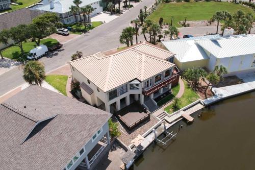 Gorgeous Waterfront Home Near Rockport Beach! - image 10