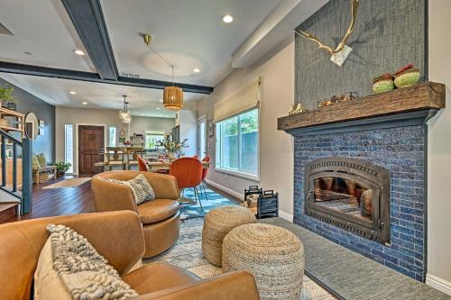Luxe Lake Arrowhead Farmhouse with Deck and Patio in Lake Arrowhead, USA