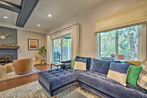 Luxe Lake Arrowhead Farmhouse with Deck and Patio in Lake Arrowhead, USA