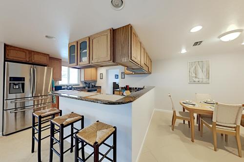 Englewood Gem - Home Office - 6 Min to Beach home - image 4