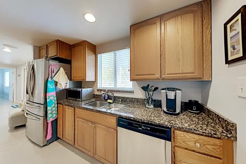 Englewood Gem - Home Office - 6 Min to Beach home - image 7
