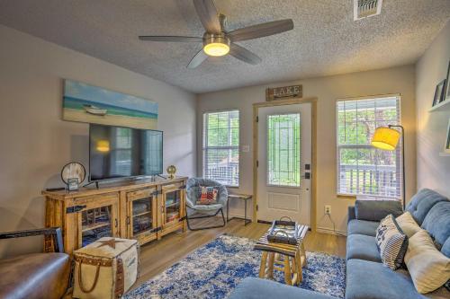 Pottsboro Home with Fire Pit Less Than 1 Mi to Lake Texoma! in Pottsboro, USA