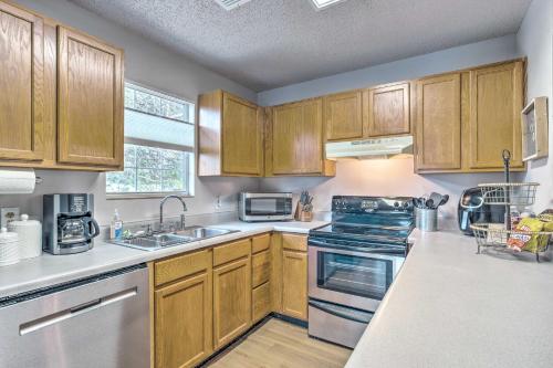 Pottsboro Home with Fire Pit Less Than 1 Mi to Lake Texoma! in Pottsboro, USA