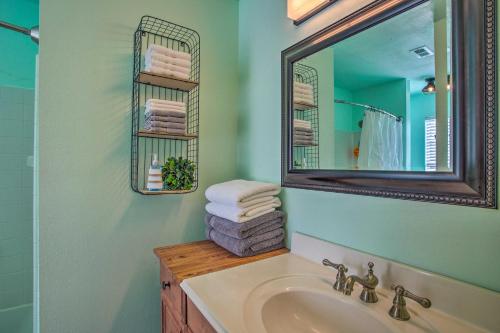 Pottsboro Home with Fire Pit Less Than 1 Mi to Lake Texoma! in Pottsboro, USA