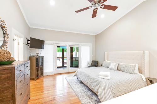 Heart of Fredericksburg w/PoolHot-Tub&Grill - main image