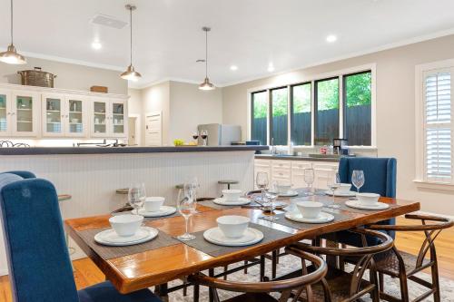 Heart of Fredericksburg w/PoolHot-Tub&Grill - image 2