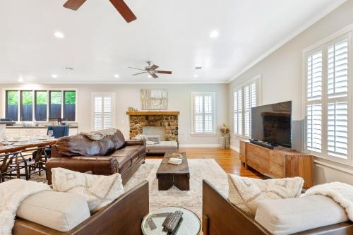 Heart of Fredericksburg w/PoolHot-Tub&Grill - image 3