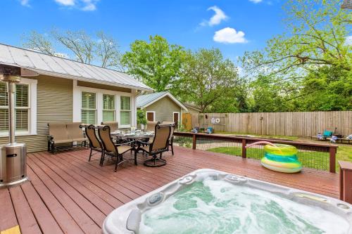 Heart of Fredericksburg w/PoolHot-Tub&Grill - image 4