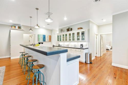 Heart of Fredericksburg w/PoolHot-Tub&Grill - image 6