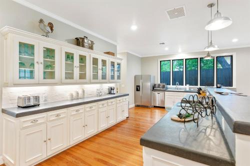 Heart of Fredericksburg w/PoolHot-Tub&Grill - image 8