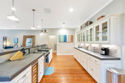 Heart of Fredericksburg w/PoolHot-Tub&Grill - image 9