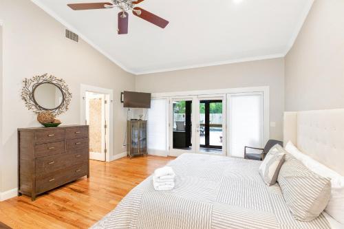 Heart of Fredericksburg w/PoolHot-Tub&Grill - image 11