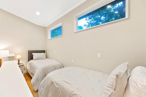 Heart of Fredericksburg w/PoolHot-Tub&Grill - image 13