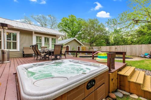 Heart of Fredericksburg w/Pool,Hot-Tub&Grill